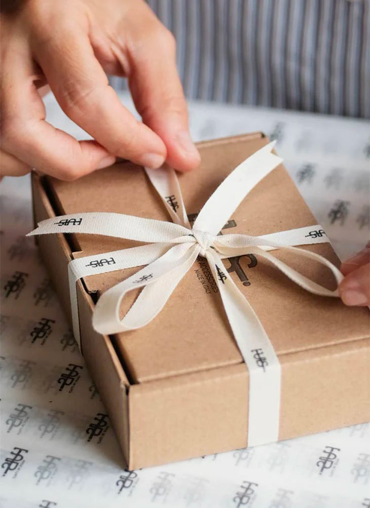 Confezione regali bracciali Tulsi - Pacchetto in cartoncino avana e nastro bianco 