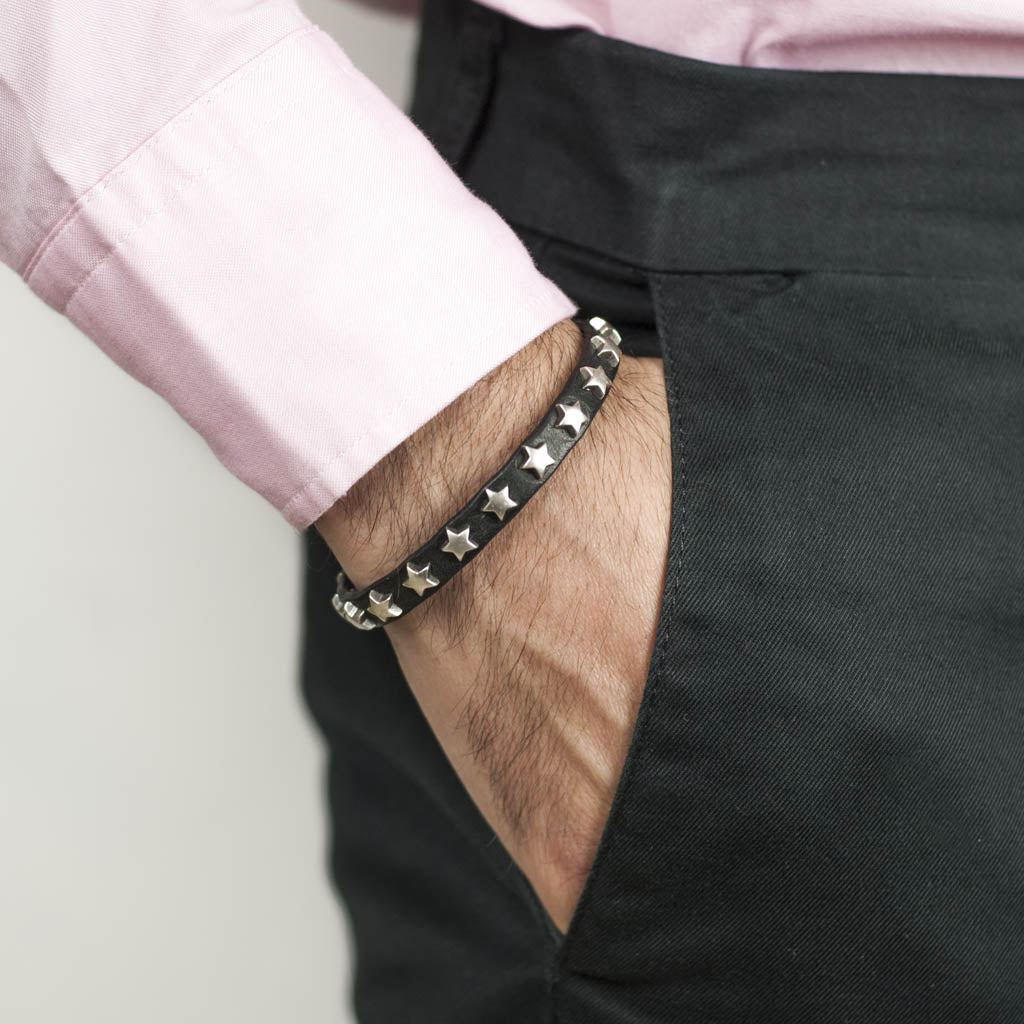 Bracciale pelle Tè Stelline Tulsi - Piccole borchie colore argento a stella - Pelle colore nero - indossato uomo