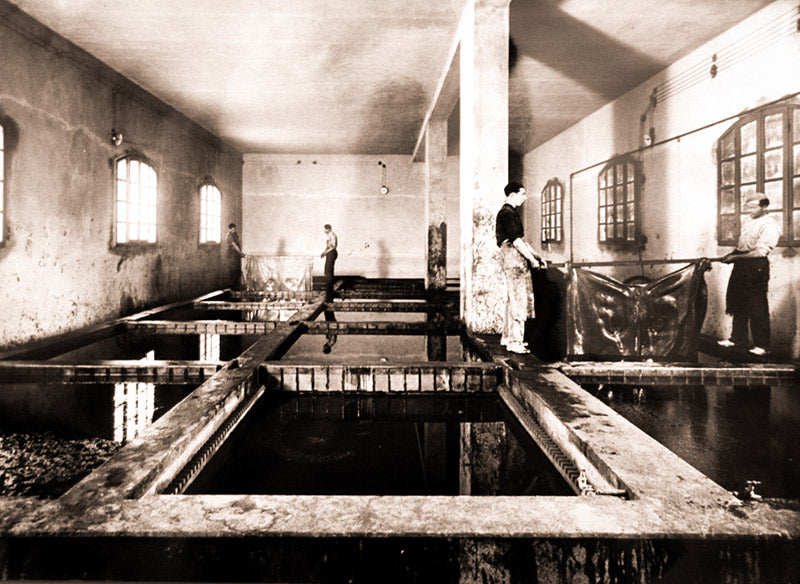 Vasche per il trattamento delle pelli - Fotografia storica di una conceria Toscana - Ponte a Egola - San Miniato - Bracciali pelle Tulsi Italy - Made in Italy