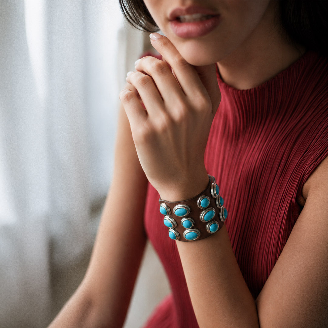 Bracciale pelle Tulsi Appaloosa pelle marrone e borchie turchesi - Fatto a mano in Italia - Indossato donna