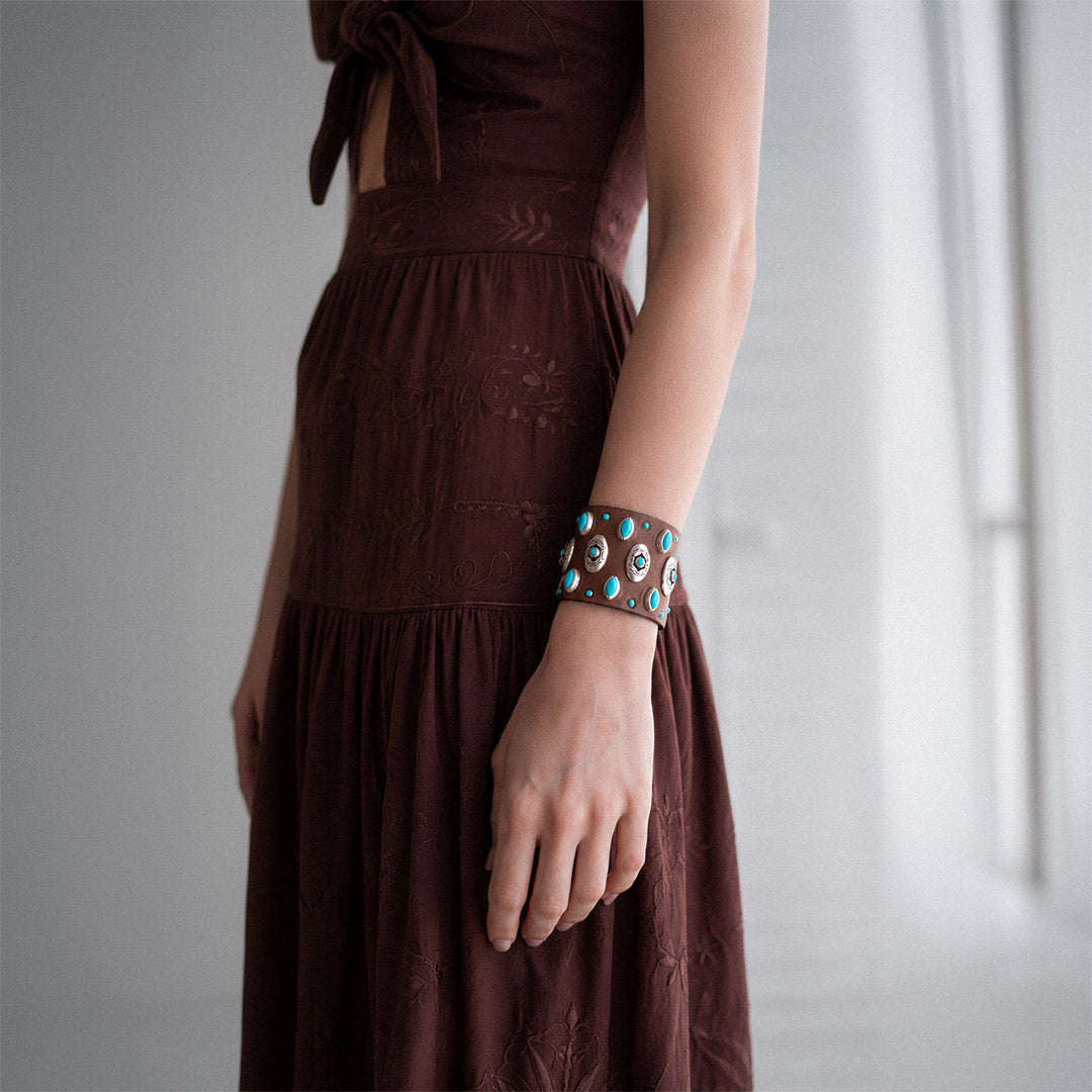 Bracciale Pelle Tulsi Palomino - Fascia pelle marrone con borchie colore argento e turchese - Fatto a mano in Italia