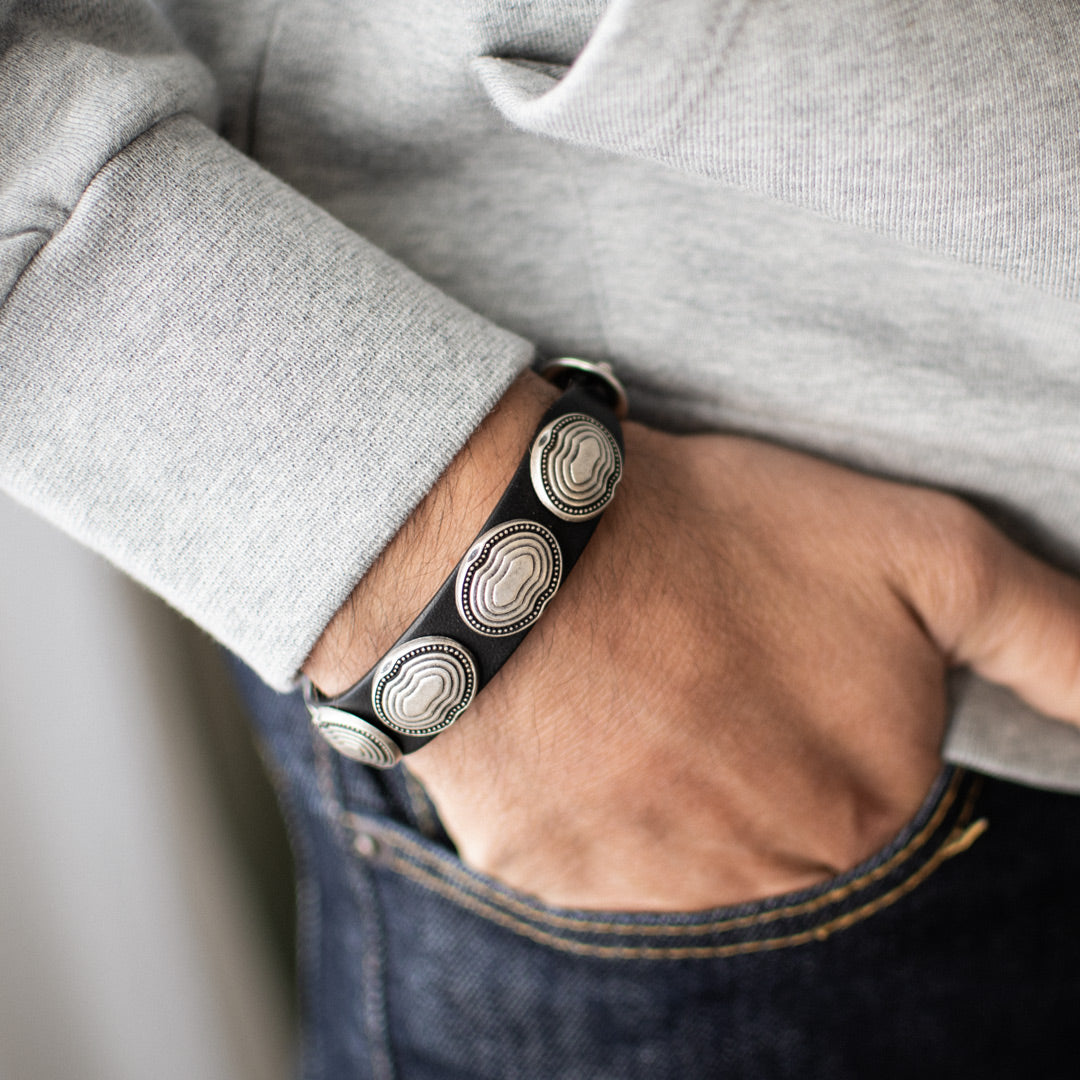 Bracciale pelle Tulsi Dakota - Borchie colore argento - Pelle marrone - Fibbia regolabile al polso - Fatto a mano in Italia - Made in Italy