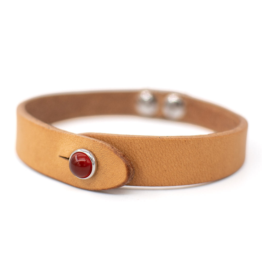 Bracciale pelle Tulsi io Agata rossa - Dettaglio laterale della pietra - Colore pelle naturale - Finitura palladio - Fatto a mano in Italia - Made in Italy