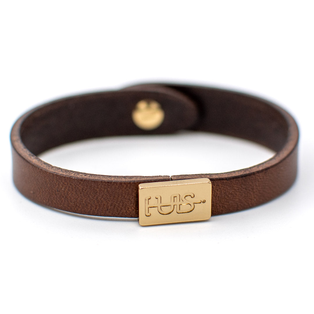 Bracciale pelle Tulsi io Lapislazzuli - Dettaglio targhetta con logo Tulsi - Colore pelle marrone - Finitura oro - Fatto a mano in Italia - Made in Italy