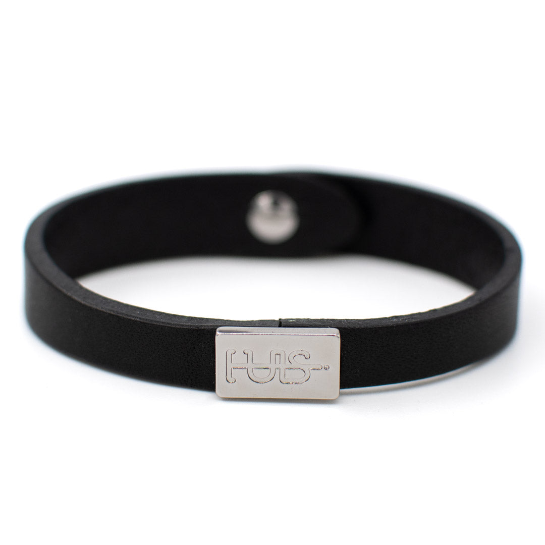 Bracciale pelle Tulsi io Turchese - Colore pelle nero - Finitura palladio - Dettaglio placchetta logo Tulsi - Fatto a mano in Italia - Made in Italy