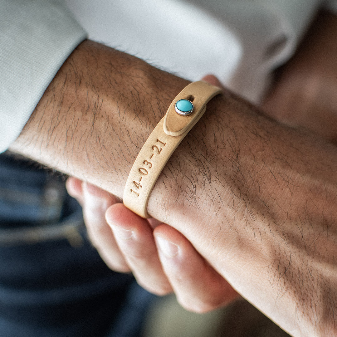 Bracciale pelle Tulsi io turchese pelle naturale - Incisione a caldo - Indossato uomo - Made in Italy
