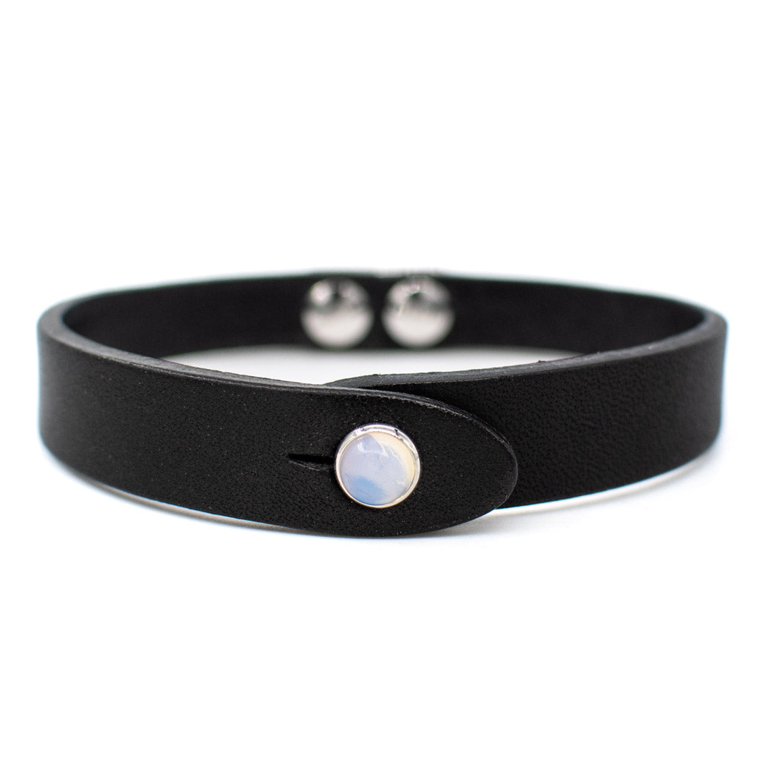 Bracciale pelle Tulsi io White Onix - Colore pelle nero - Finitura palladio - Dettaglio fronte della pietra dura - Fatto a mano in Italia - Made in Italy