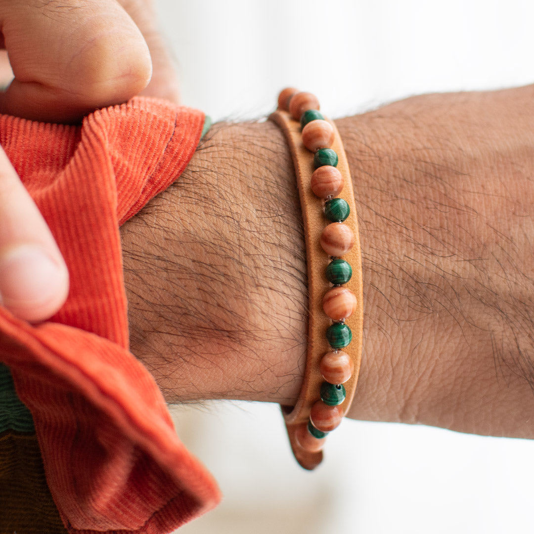 Bracciale pelle Tulsi Isola 01 - Pelle naturale  - Pietre dure Mud Line Stone e Occhio di Tigre verde - Indossato uomo