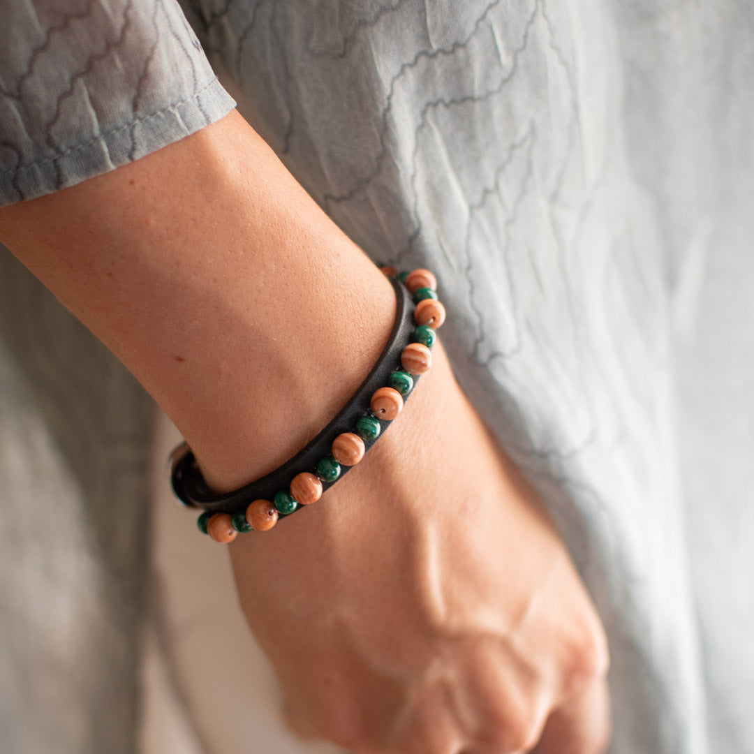 Bracciale pelle Tulsi Isola 01 - Pelle nera  - Pietre dure Mud Line Stone e Occhio di Tigre verde - Indossato donna