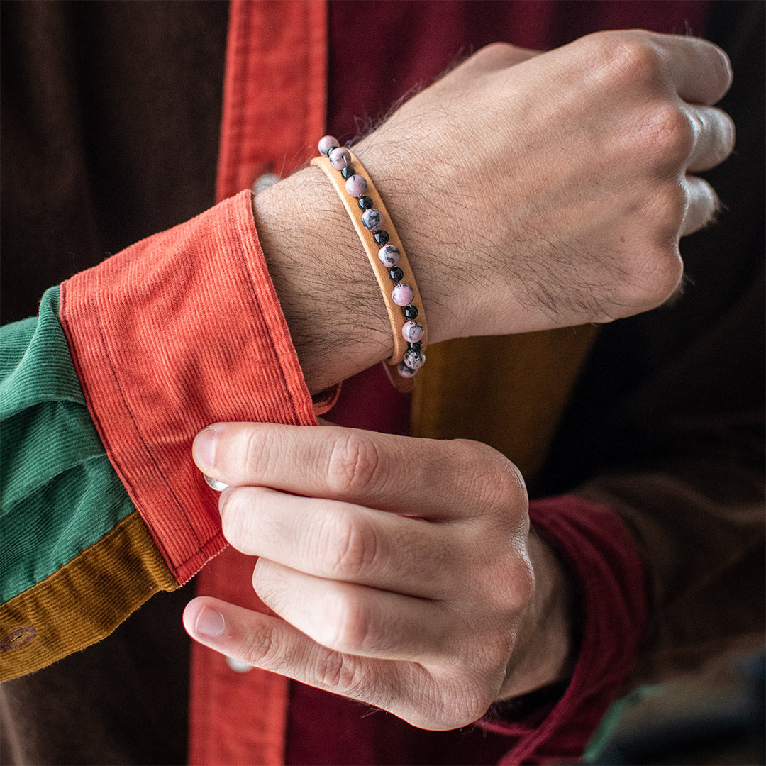 Bracciale pelle Tulsi Isola 03 - Pelle naturale - Pietre dure Rhodonite e Onice - Indossato uomo