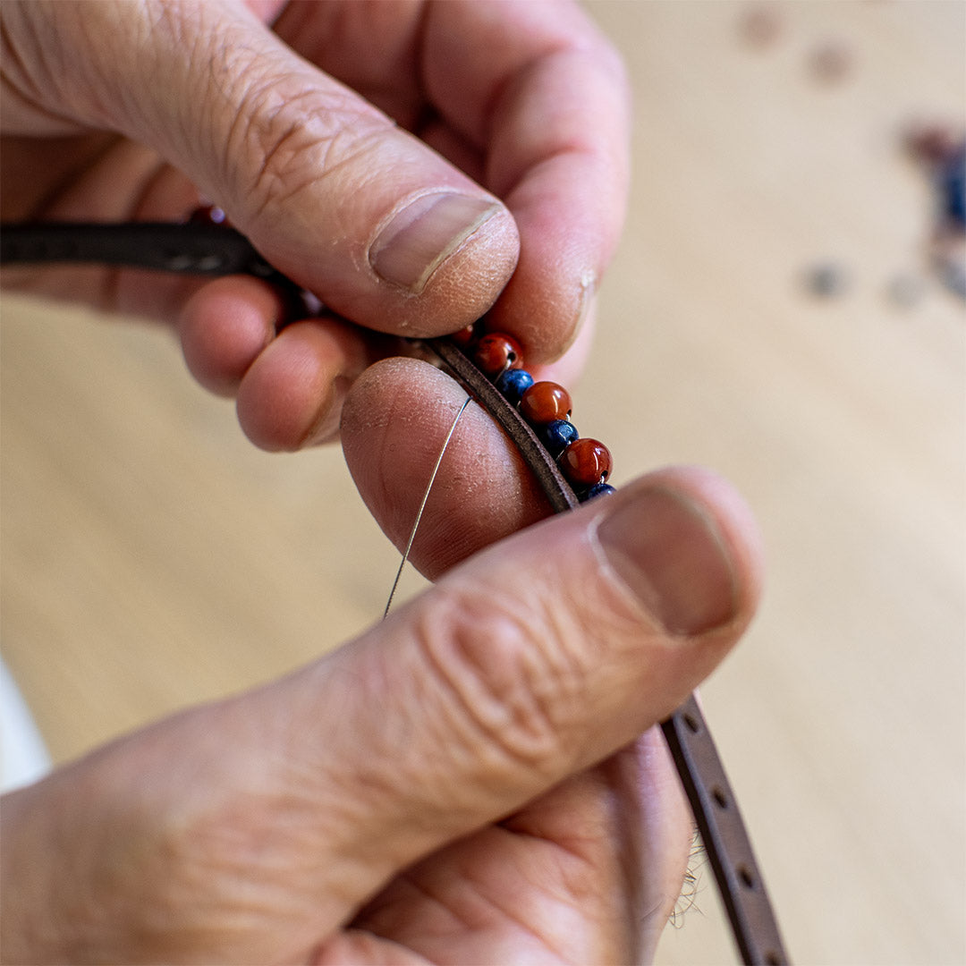 Bracciale pelle Tulsi Isola 02 - Pelle marrone  - Pietre dure Diaspro Rosso e Lapislazzuli - Lavorazione manuale