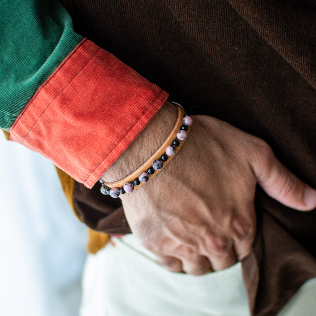 Bracciale pelle Tulsi Isola 03 - Pelle naturale - Pietre dure Rhodonite e Onice - Indossato uomo