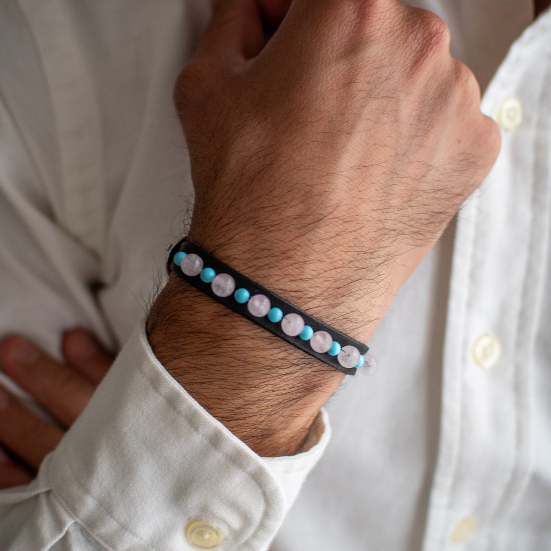 Bracciale pelle Tulsi Isola 08 - Pelle nera  - Quarzo Rosa e Turchese - Indossato uomo