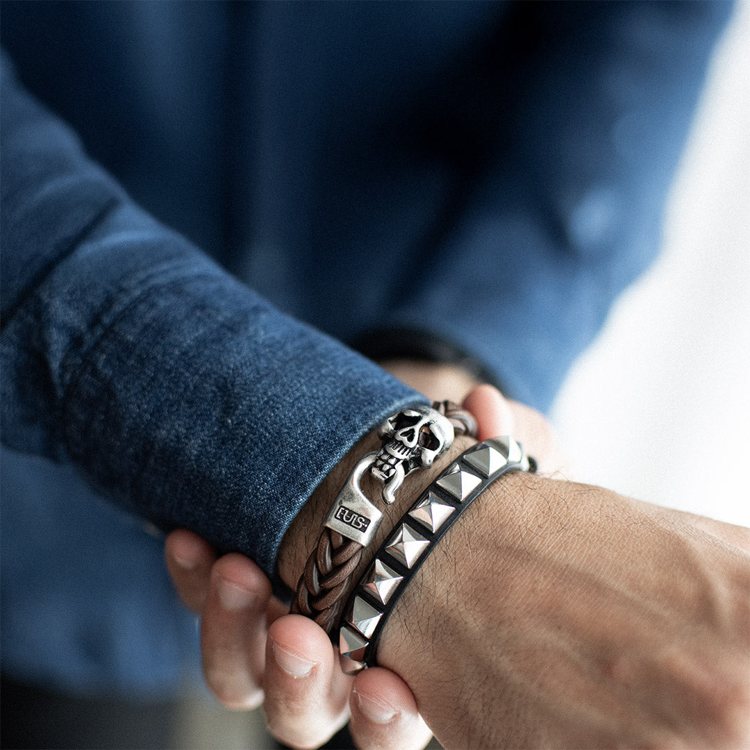 Bracciale pelle Tulsi Jolly Roger con pelle marrone e chiusura argento - Indossato uomo - Made in Italy
