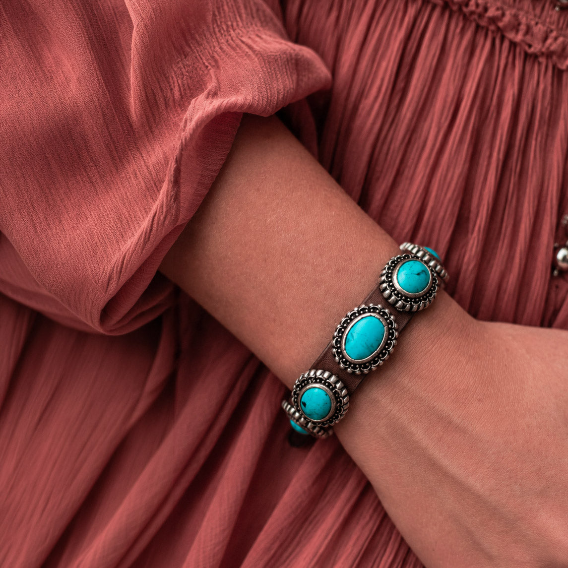 Bracciale pelle Tulsi Navajo indossato donna - Pelle marrone - Fibbia regolabile al polso - Made in Italy