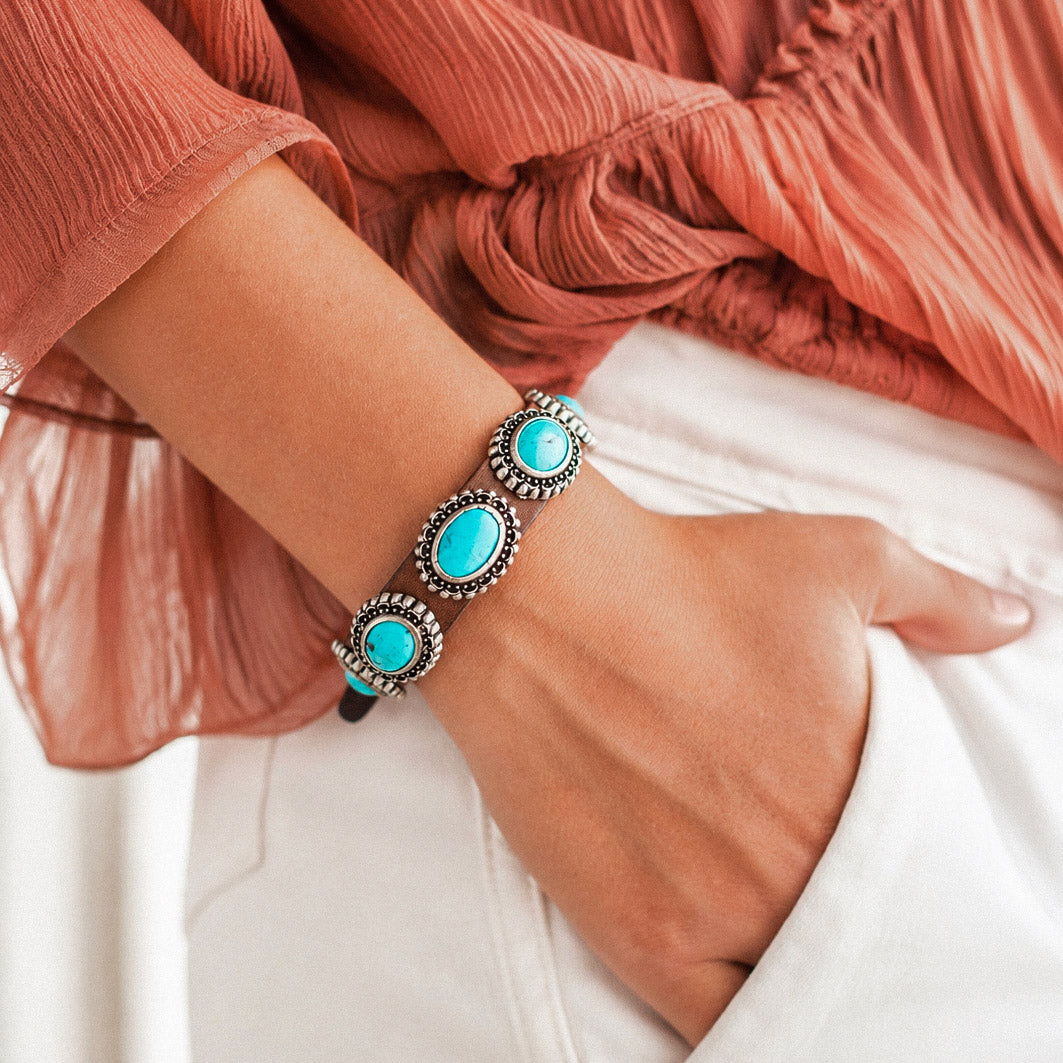 Bracciale pelle Tulsi Navajo indossato donna - Pelle marrone - Made in Italy
