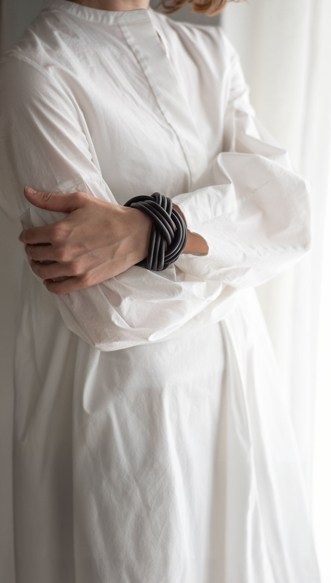 Bracciale pelle Tulsi Nodomoro con pelle nera - Gioiello in pelle - Fatto a mano in Italia - Indossato donna