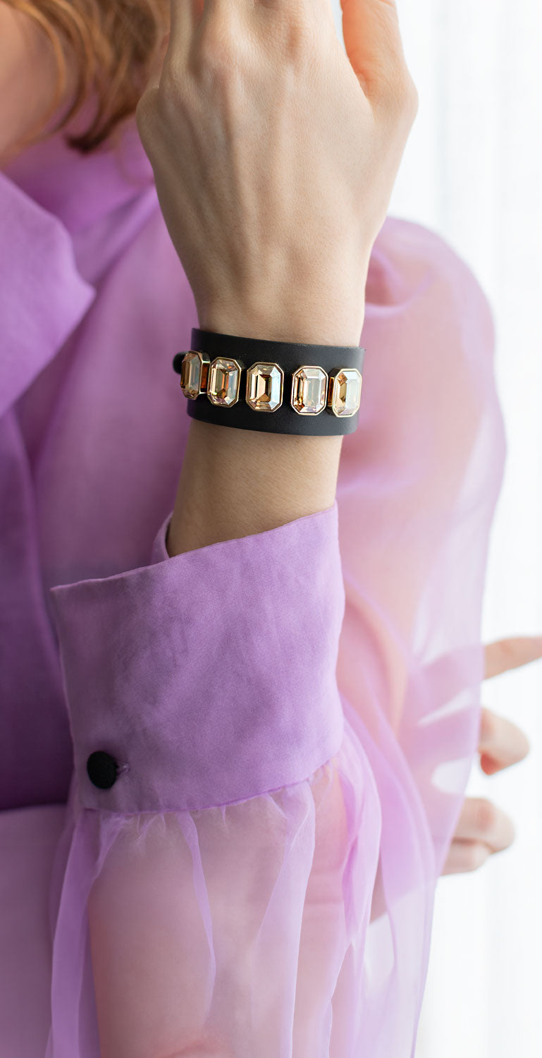 Bracciale pelle Tulsi Sissi con pelle nera e cristalli Golden Shadow indossato donna - Fatto a mano in Italia