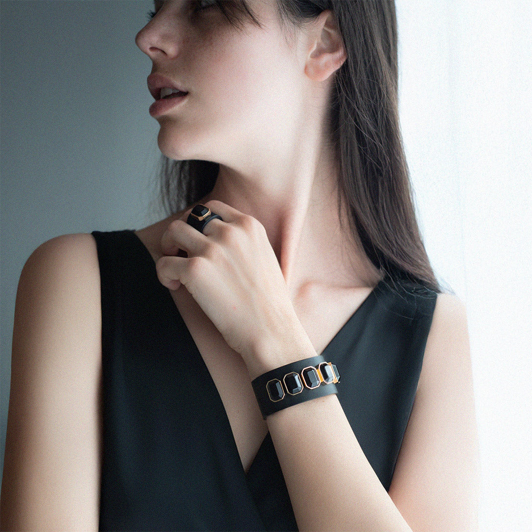 Bracciale pelle Tulsi Sissi Jet - Pelle nera e cristalli neri - Indossato donna - Fibbia regolabile al polso - Made in Italy