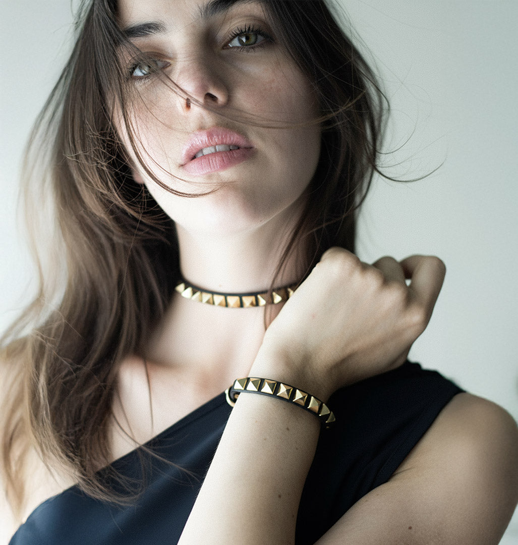 Bracciale in pelle Vichy Rock 10 Tulsi - Pelle nera borchie oro - Indossato uomo - Made in Italy