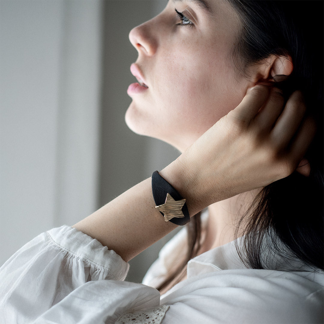 Bracciale pelle Tulsi Zefira Stella Mia Lux - Pelle nera e stella colore oro -  Indossato donna - Fatto a mano in Italia