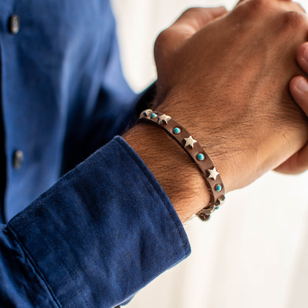 Bracciale pelle Tulsi Caffè Hopi - Pelle marrone stelline argento - Pietre turchesi - Indossato uomo