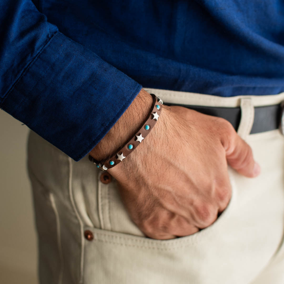 Bracciale pelle Tulsi Caffè Hopi - Pelle marrone stelline argento - Pietre turchesi - Indossato uomo - Made in Italy