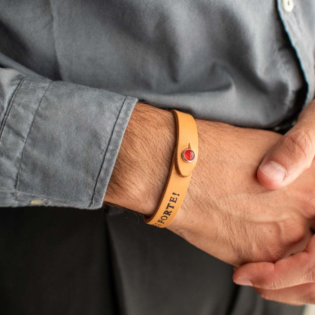 Bracciale pelle Tulsi io Agata rossa - Indossato uomo - Colore pelle naturale - Finitura palladio - Fatto a mano in Italia - Made in Italy