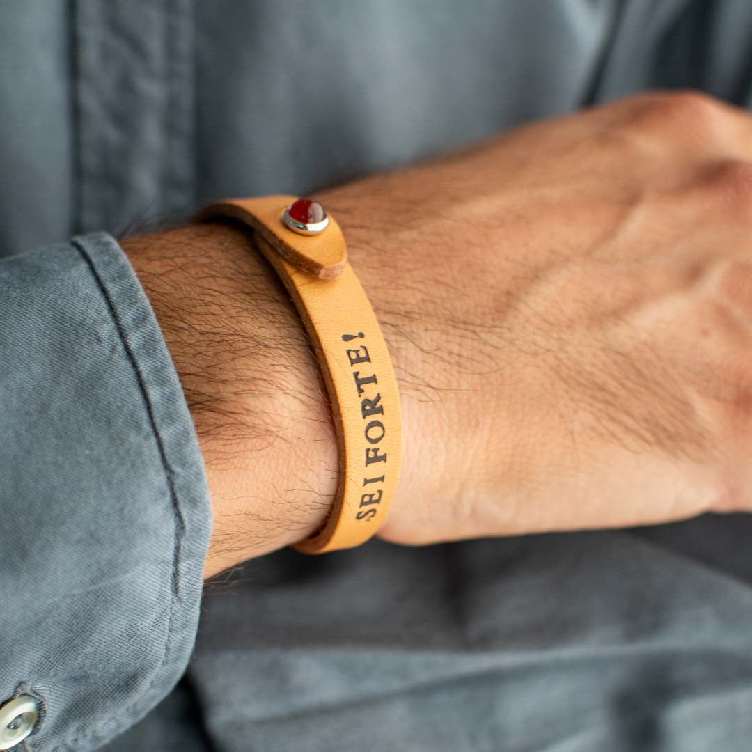 Bracciale pelle Tulsi io Agata rossa - Indossato uomo - Colore pelle naturale - Finitura palladio - Dettaglio personalizzazione incisione a caldo - Fatto a mano in Italia - Made in Italy