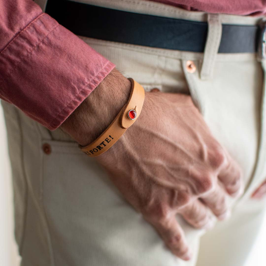 Bracciale pelle Tulsi io Agata rossa - Indossato uomo - Colore pelle naturale - Finitura palladio - Dettaglio pietra dura - Fatto a mano in Italia - Made in Italy