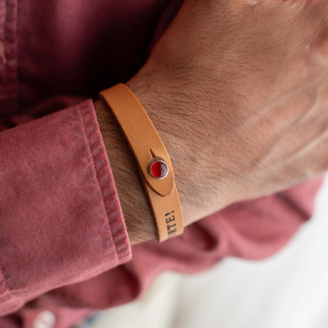 Bracciale pelle Tulsi io Agata rossa - Indossato uomo - Colore pelle naturale - Finitura palladio - Dettaglio pietra dura - Fatto a mano in Italia - Made in Italy