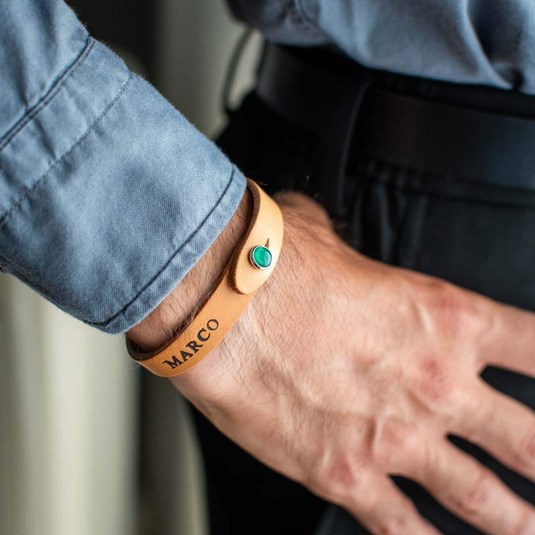 Bracciale pelle Tulsi io Agata verde - Indossato uomo - Colore pelle naturale - Finitura palladio - Dettaglio pietra dura - Dettaglio personalizzazione con incisione a caldo - Fatto a mano in Italia - Made in Italy