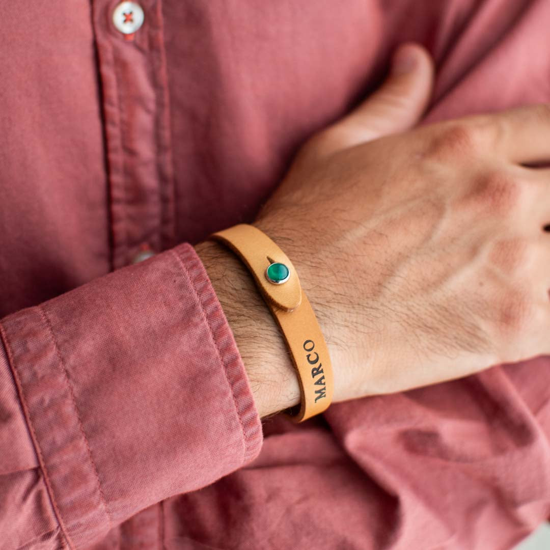 Bracciale pelle Tulsi io Agata verde - Indossato uomo - Colore pelle naturale - Finitura palladio - Dettaglio pietra dura - Dettaglio personalizzazione incisione a caldo - Realizzato a mano in Italia - Made in Italy