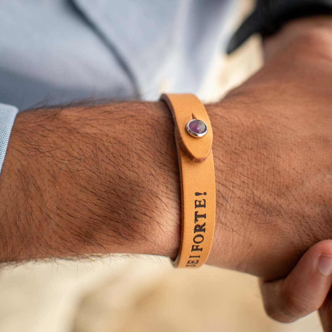 Bracciale pelle Tulsi io Ametista - Indossato uomo - Colore pelle naturale - Finitura palladio - Dettaglio pietra dura - Dettaglio personalizzazione con incisione a caldo - Fatto a mano in Italia - Made in Italy