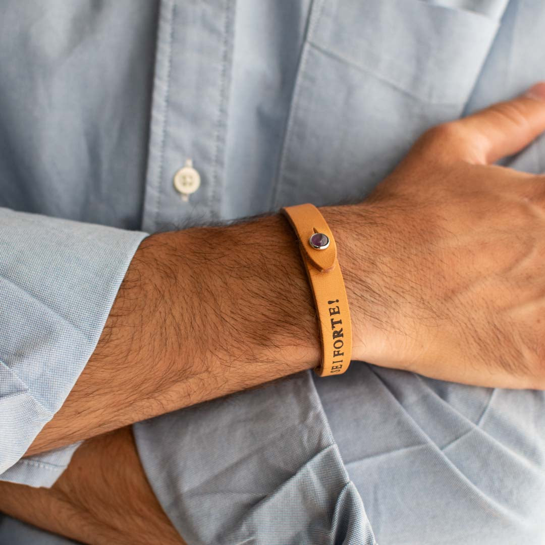 Bracciale pelle Tulsi io Ametista - Colore pelle naturale - Finitura palladio - Dettaglio pietra dura - Dettaglio personalizzazione incisione a caldo - Fatto a mano in Italia - Made in Italy
