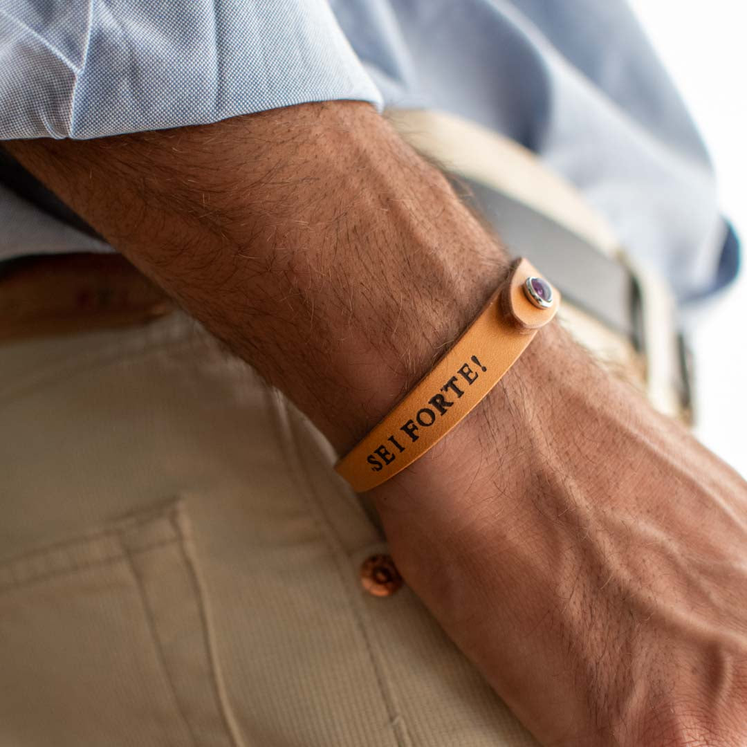 Bracciale pelle Tulsi io Ametista - Indossato uomo - Colore pelle naturale - Finitura palladio - Dettaglio pietra dura - Dettaglio personalizzazione incisione a caldo - Fatto a mano in Italia - Made in Italy