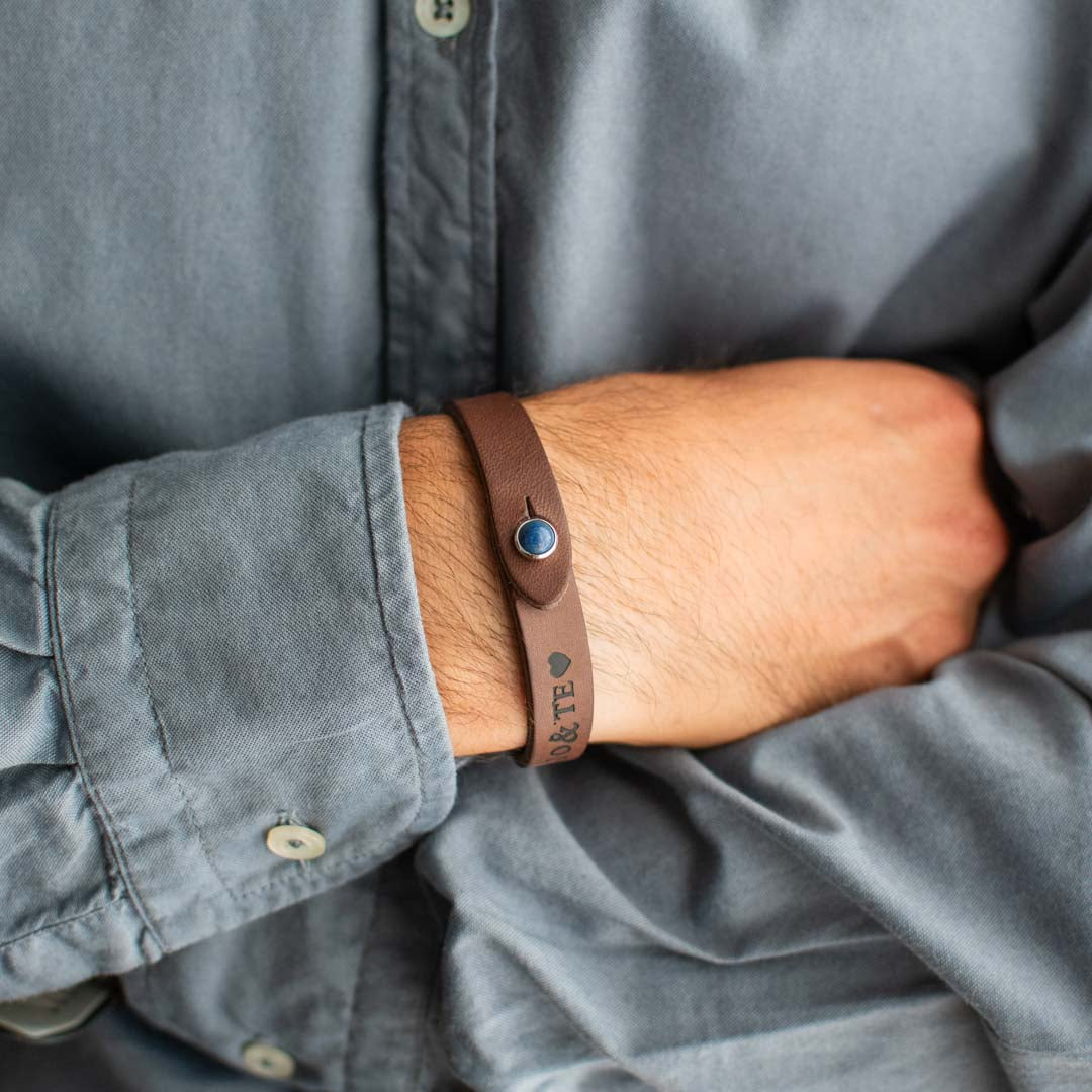 Bracciale pelle Tulsi io Lapislazzuli - Indossato uomo - Colore pelle marrone - Finitura palladio - Dettaglio pietra dura - Fatto a mano in Italia - Made in Italy