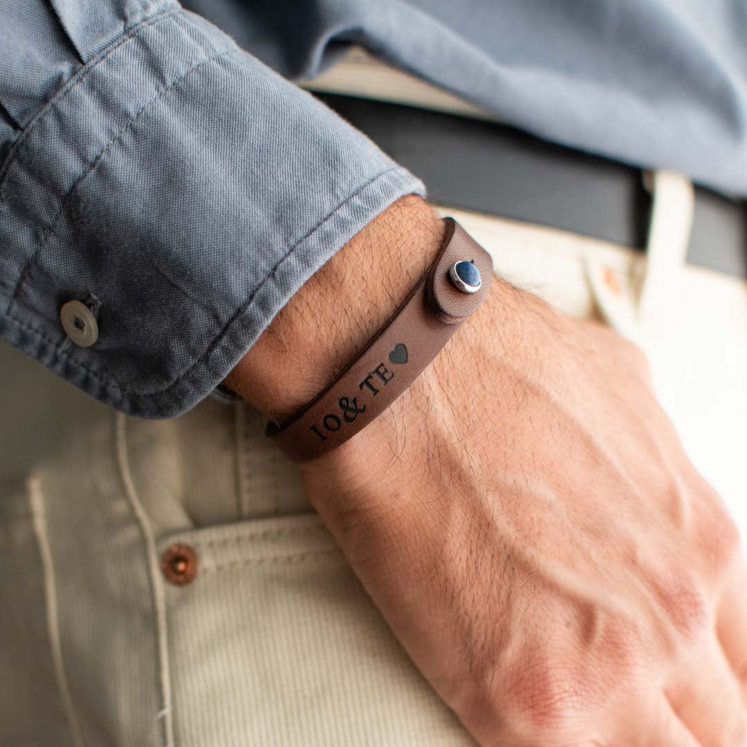Bracciale pelle Tulsi io Lapislazzuli - Indossato uomo - Colore pelle marrone - Finitura palladio - Dettaglio pietra incisione a caldo personalizzazione - Fatto a mano in Italia - Made in Italy