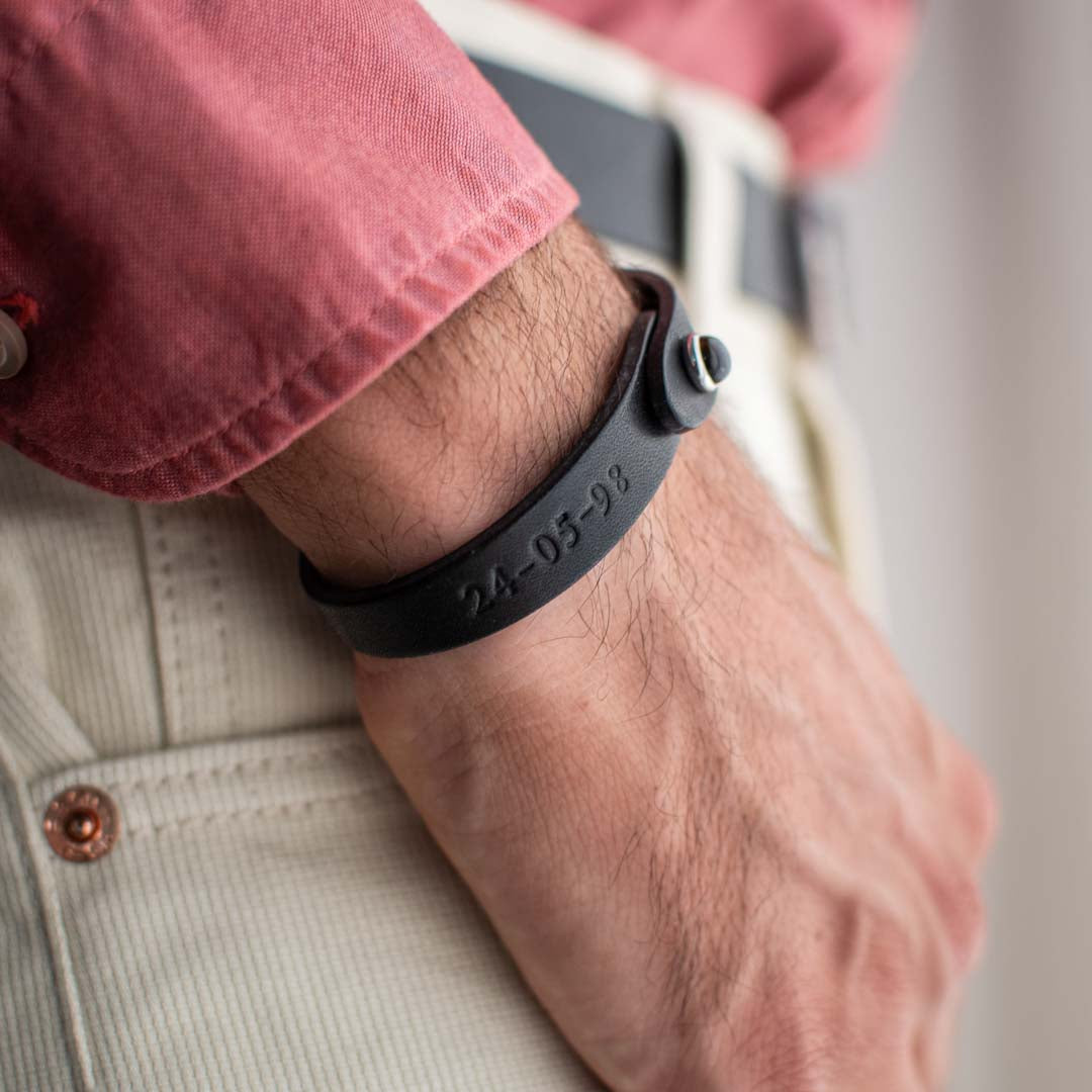 Bracciale pelle Tulsi io Occhio di Tigre - Indossato uomo - Colore pelle nero - Finitura palladio - Dettaglio pietra dura - Fatto a mano in Italia - Made in Italy