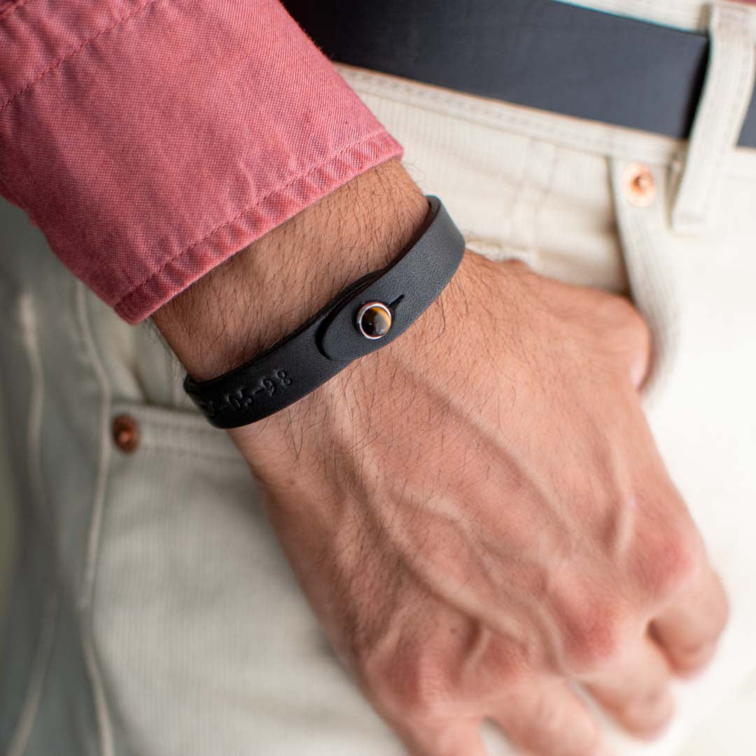 Bracciale pelle Tulsi io Occhio di Tigre - Indossato uomo - Colore pelle nero - Finitura palladio - Dettaglio pietra dura - Fatto a mano in Italia - Made in Italy