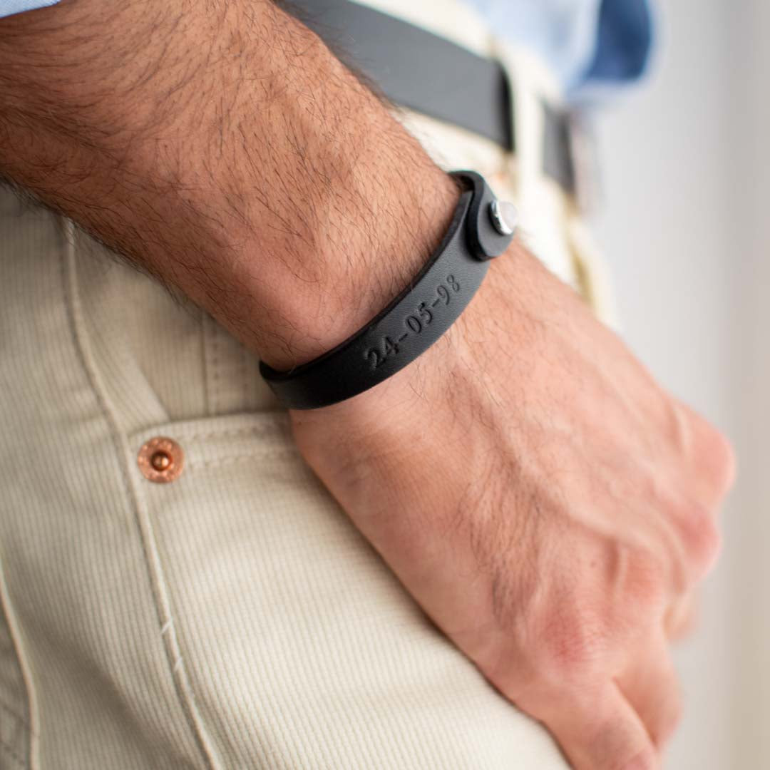 Bracciale pelle Tulsi io Quarzo rosa - Indossato uomo - Colore pelle nera - Finitura palladio - Dettaglio incisione a caldo personalizzata - Fatto a mano in Italia - Made in Italy