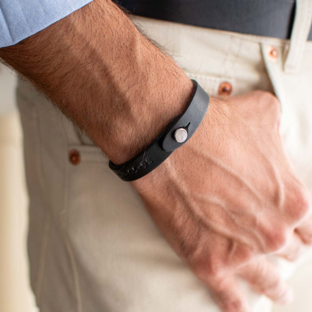 Bracciale pelle Tulsi io Quarzo rosa - Colore pelle nera - Finitura palladio - Indossato uomo - Dettaglio pietra dura - Fatto a mano in Italia - Made in Italy