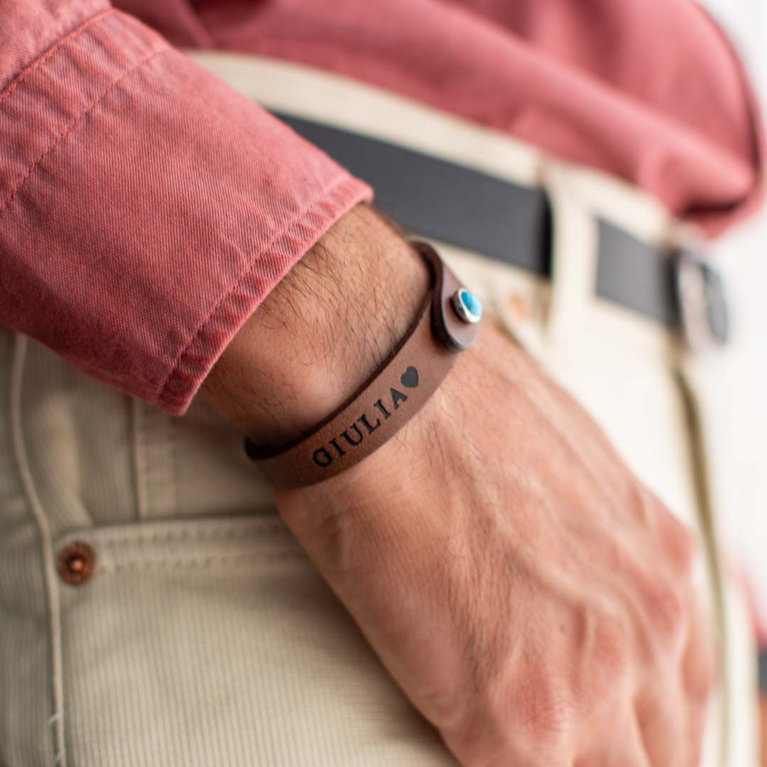 Bracciale pelle Tulsi io Turchese - Indossato uomo - Colore pelle marrone - Finitura palladio - Dettaglio incisione a caldo personalizzazione - Fatto a mano in Italia - Made in Italy