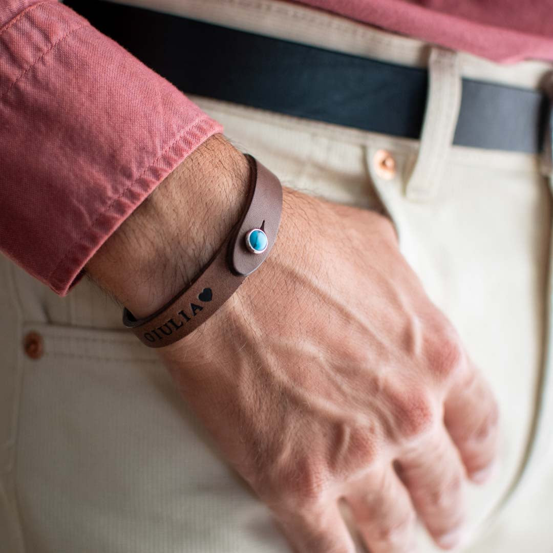 Bracciale pelle Tulsi io Turchese - Indossato uomo - Colore pelle marrone - Finitura palladio - Dettaglio pietra dura - Fatto a mano in Italia - Made in Italy