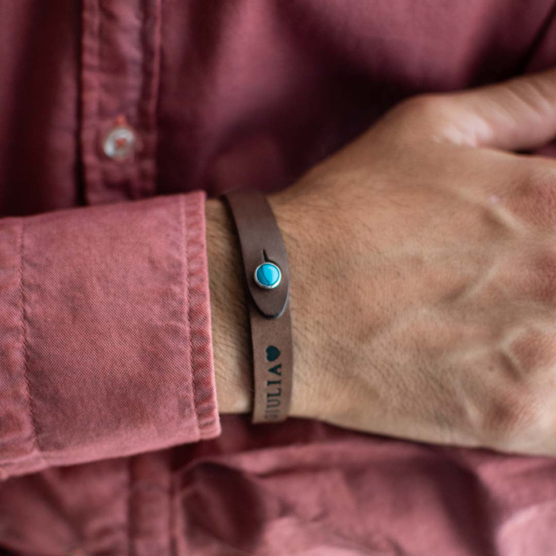 Bracciale pelle Tulsi io Turchese- Indossato uomo - Colore pelle marrone - Finitura palladio - Dettaglio pietra dura - Fatto a mano in Italia - Made in Italy