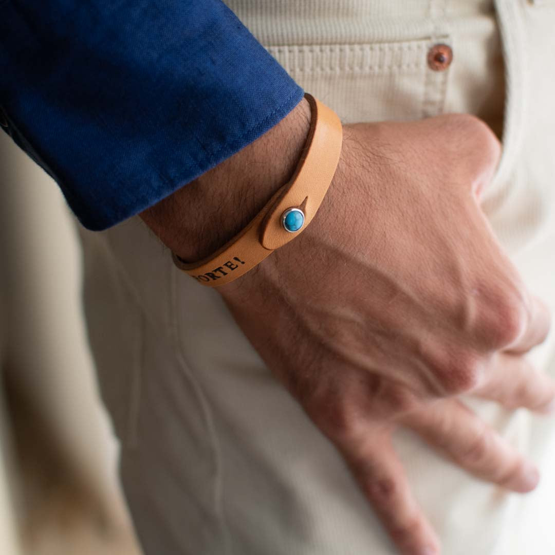 Bracciale pelle Tulsi io Turchese - Indossato uomo - Colore pelle naturale - Finitura palladio - Dettaglio pietra dura - Fatto a mano in Italia - Made in Italy