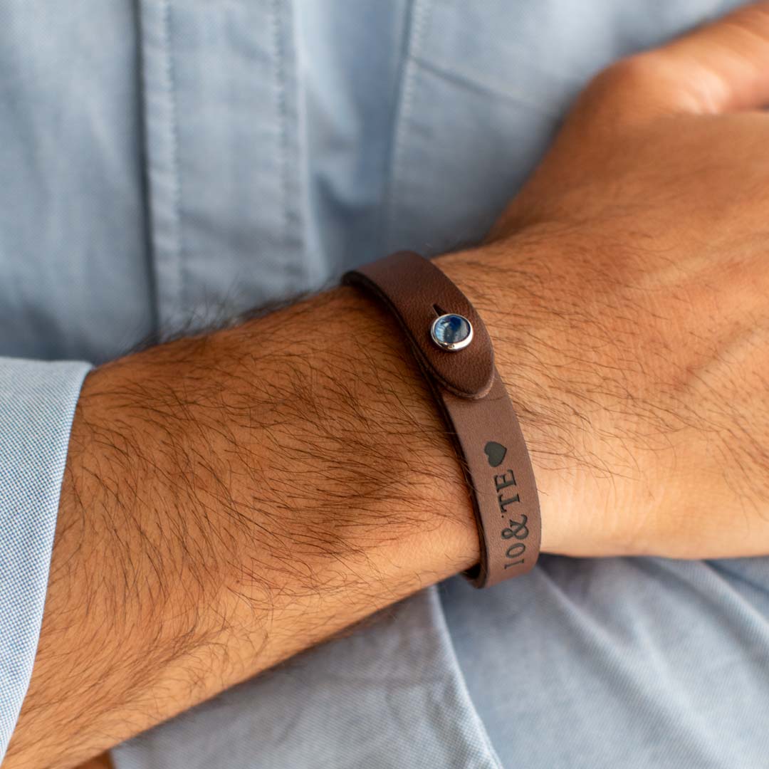 Bracciale pelle Tulsi io Watermelon blu - Dettaglio personalizzazione incisione a caldo - Finitura palladio - Colore pelle marrone - Indossato uomo - Made in Italy