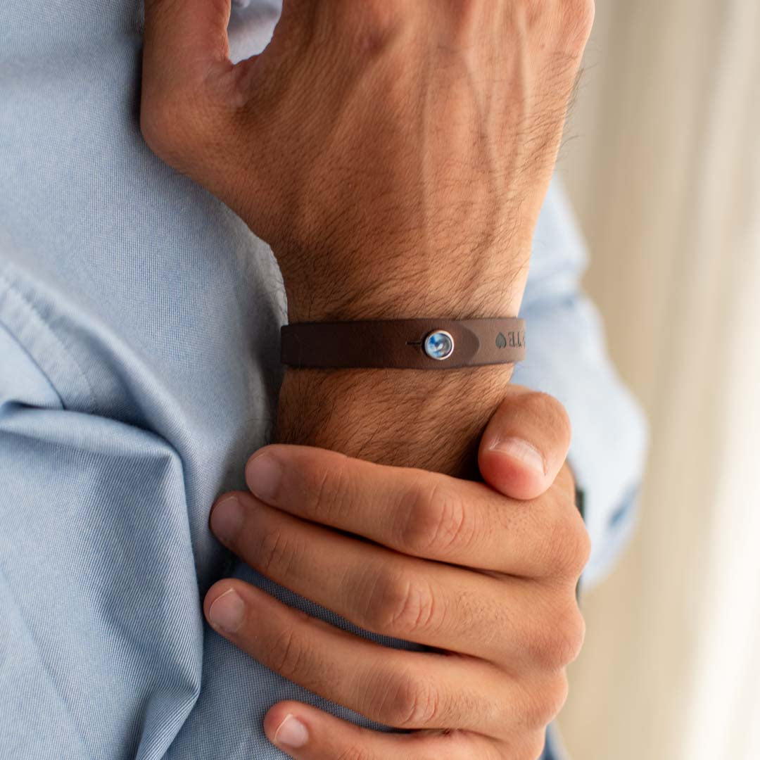 Bracciale pelle Tulsi io Watermelon blu - Indossato uomo - Colore pelle marrone - Finitura palladio - Fronte - Fatto a mano in Italia - Made in Italy