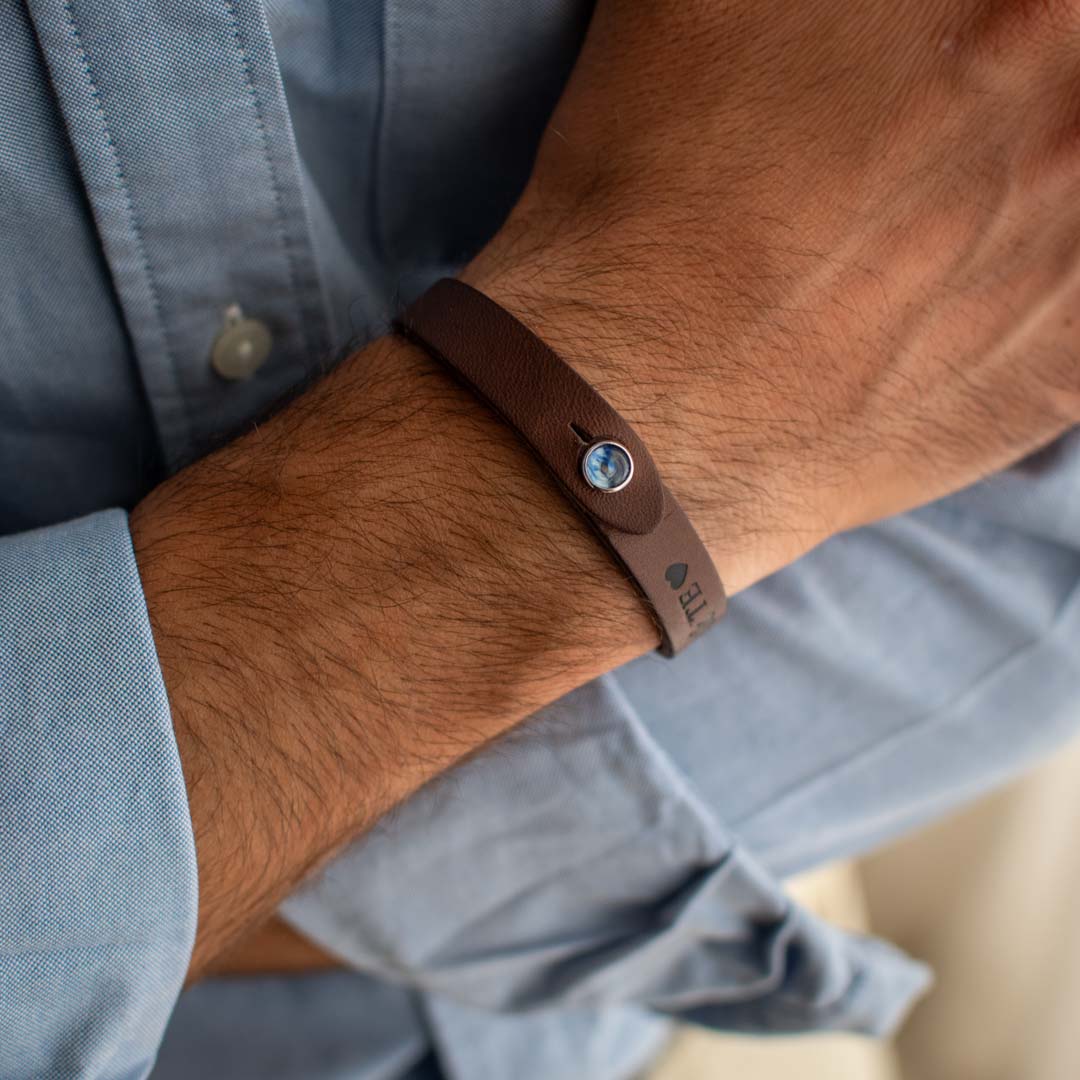 Bracciale pelle Tulsi io Watermelon blu - Indossato uomo - Colore pelle marrone - Finitura palladio - Dettaglio pietra dura - Fatto a mano in Italia - Made in Italy