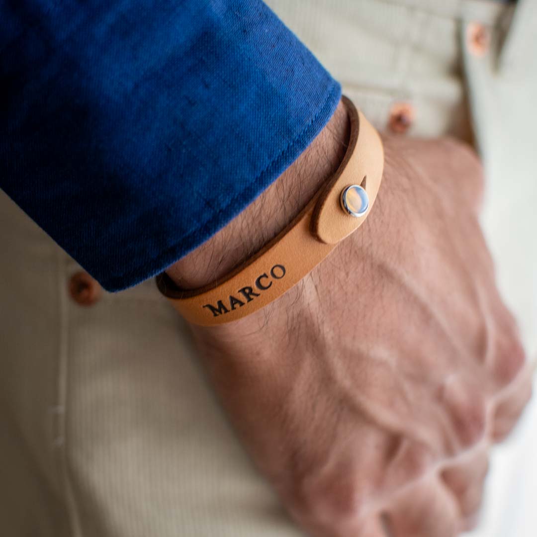 Bracciale pelle Tulsi io White Onix - Indossato uomo - Colore pelle naturale - Finitura palladio - Dettaglio pietra dura - Dettaglio personalizzazione incisione a caldo - Fatto a mano in Italia - Made in Italy